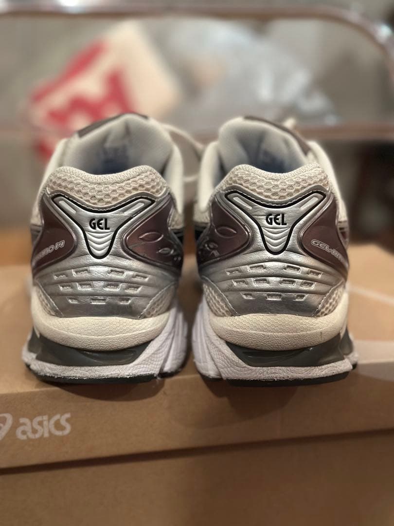 ASICS GEL-KAYANO 14 クリーム/ブラック 28.0