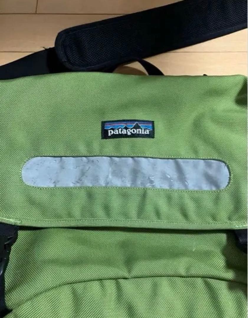 Patagonia ハーフマスバッグ　メッセンジャーバッグ グリーン