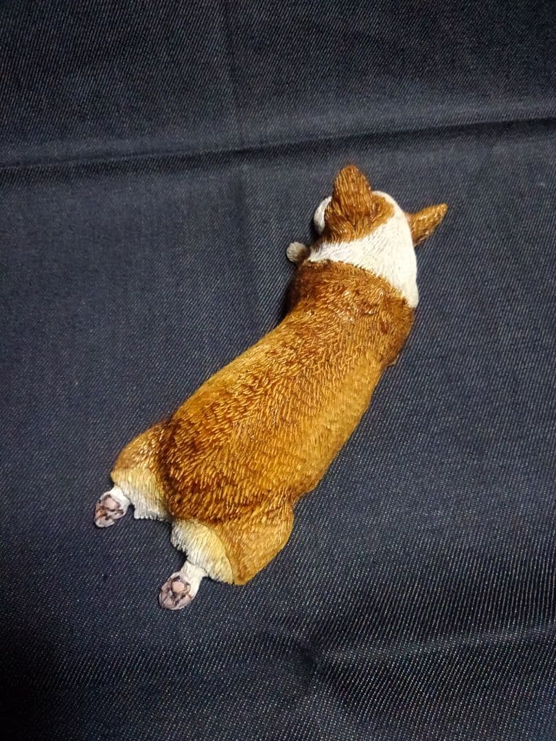木彫りのコーギー ツチノコ寝