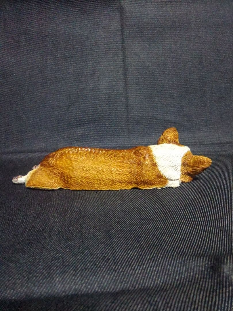 木彫りのコーギー ツチノコ寝