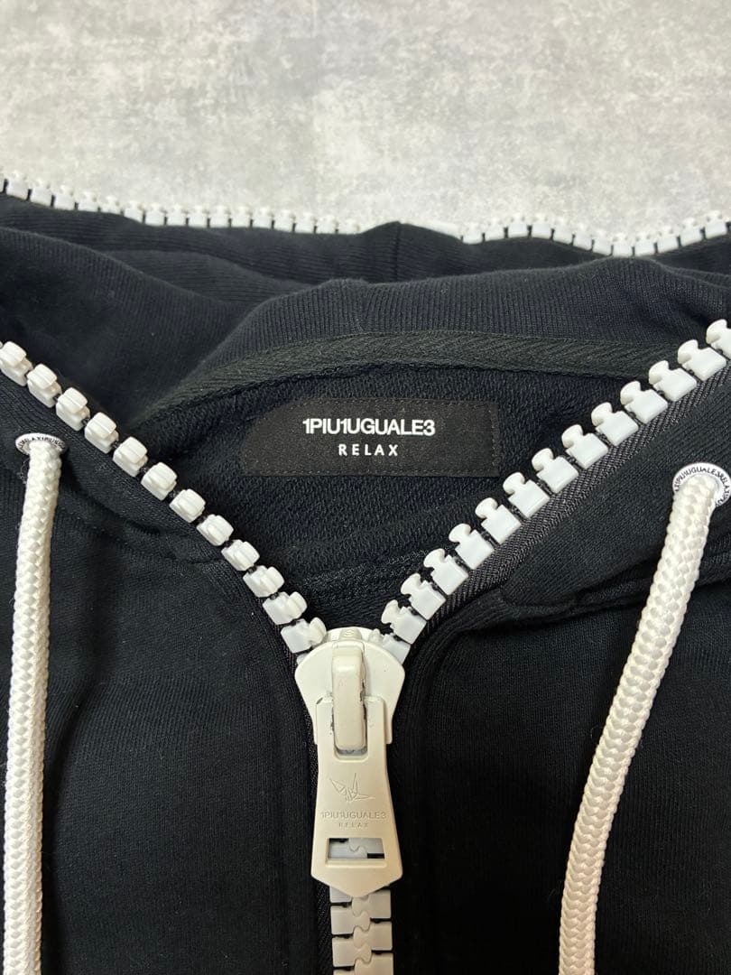 1PIU1UGUALE3 RELAX パーカー ロゴスリーブ ジップアップ