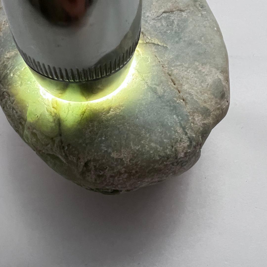 【最終】翡翠原石　糸魚川産643g 鉱物標本