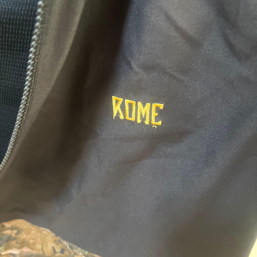 ROME 迷彩柄フード付きジャケット（スノボウェア）