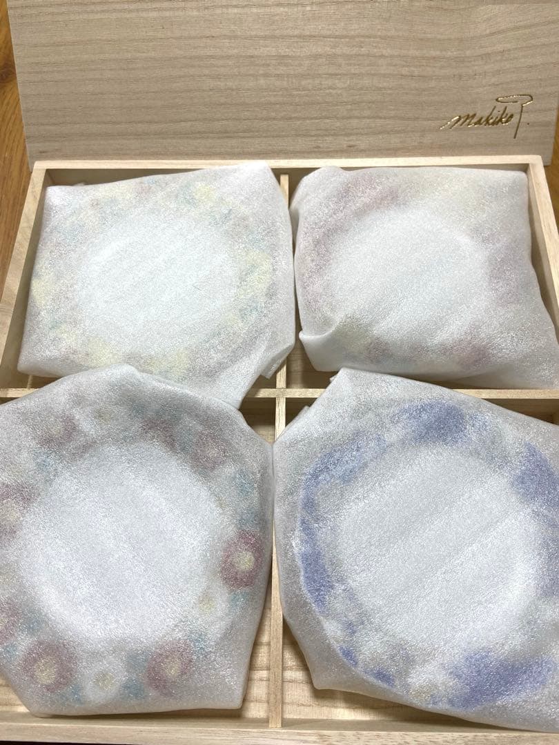 【新品未使用】タキマキ　滝沢眞規子　九谷焼き　中皿4枚セット　桐箱