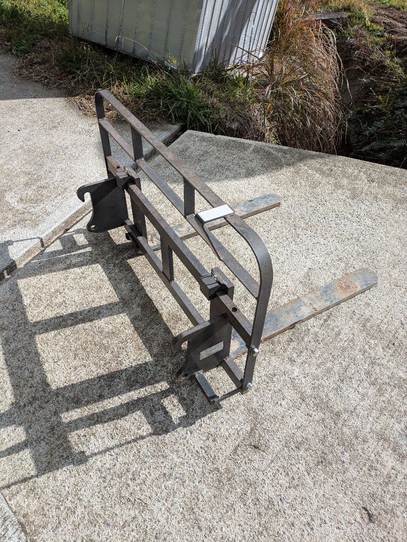 フロントローダ　トラクターアタッチメント