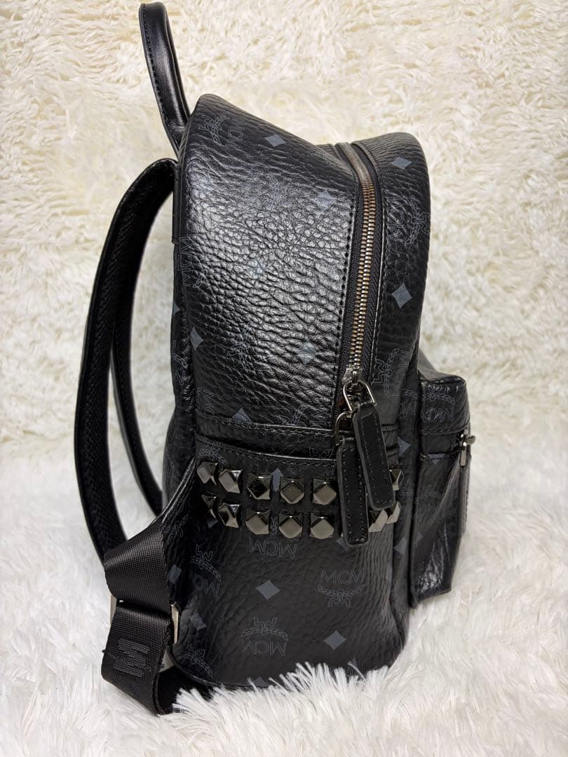✨極美品✨ MCM サイドスタッズ付き バックパック 総柄　黒