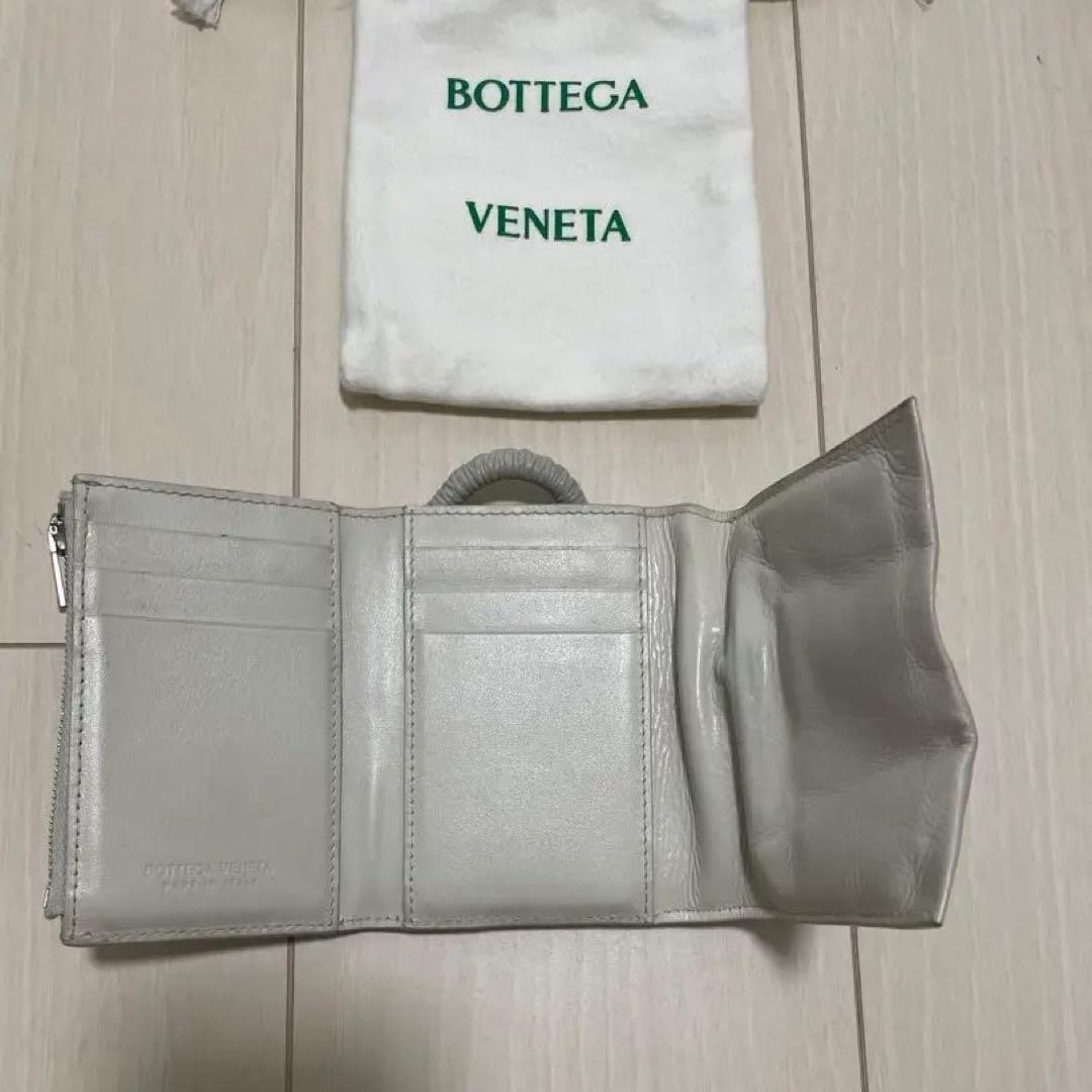 ボッデガの珍しいホワイトグレーのお財布！