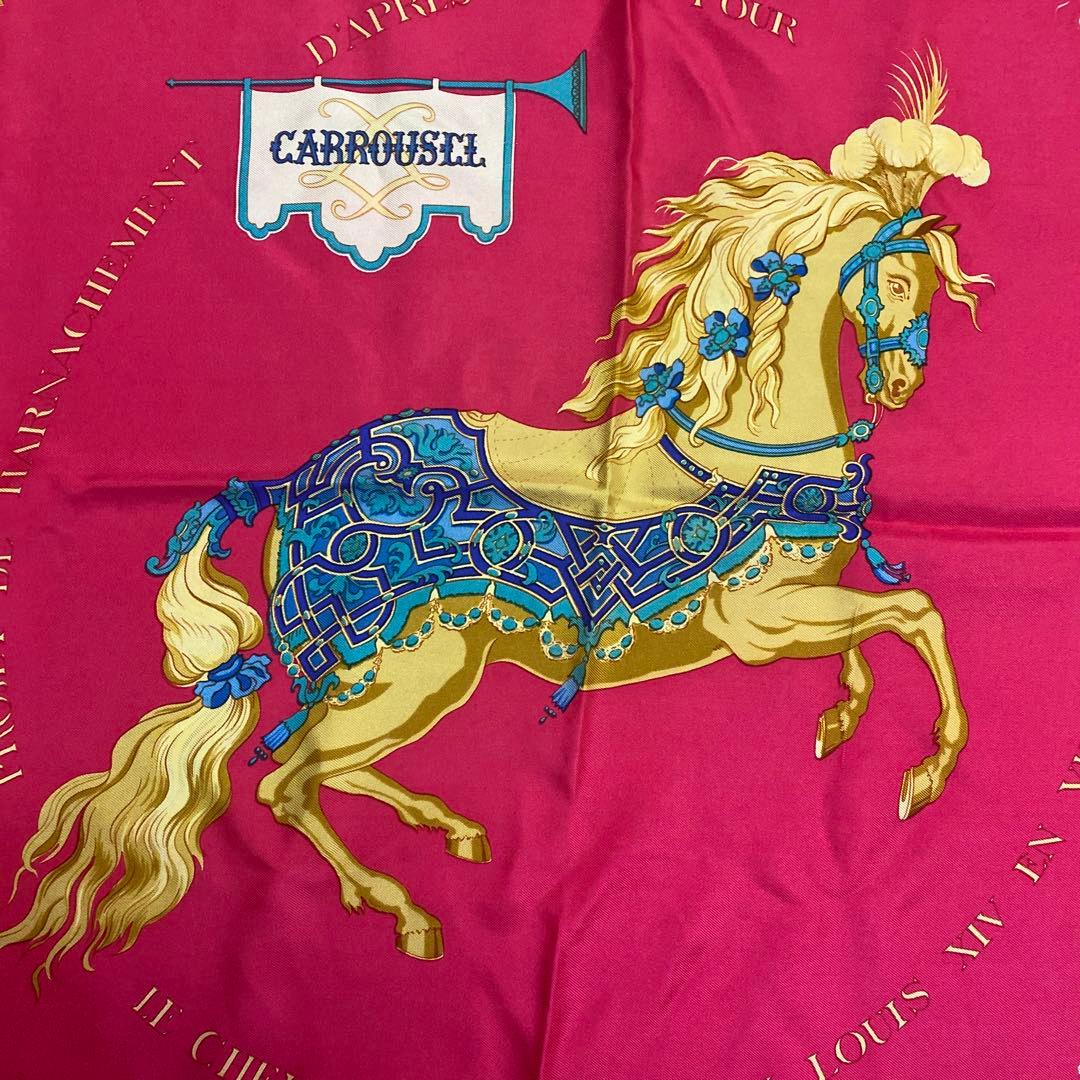 エルメススカーフ カレ90 CARROUSEL濃ピンク地ゴールドホース柄