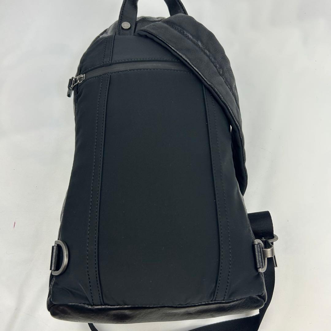 【美品】ディーゼル　ボディバッグ　ワンショルダー　レザー　斜め掛け　ロゴ金具　黒