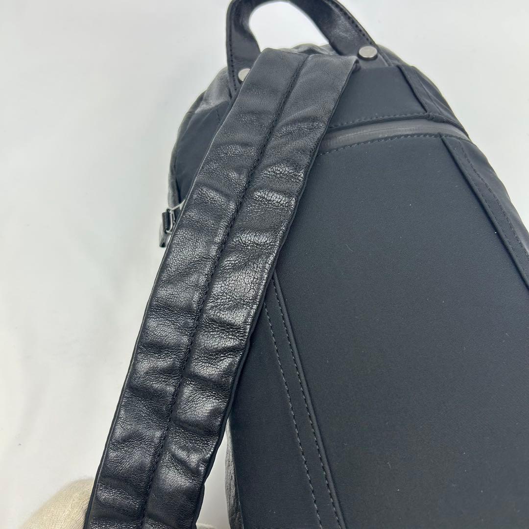 【美品】ディーゼル　ボディバッグ　ワンショルダー　レザー　斜め掛け　ロゴ金具　黒