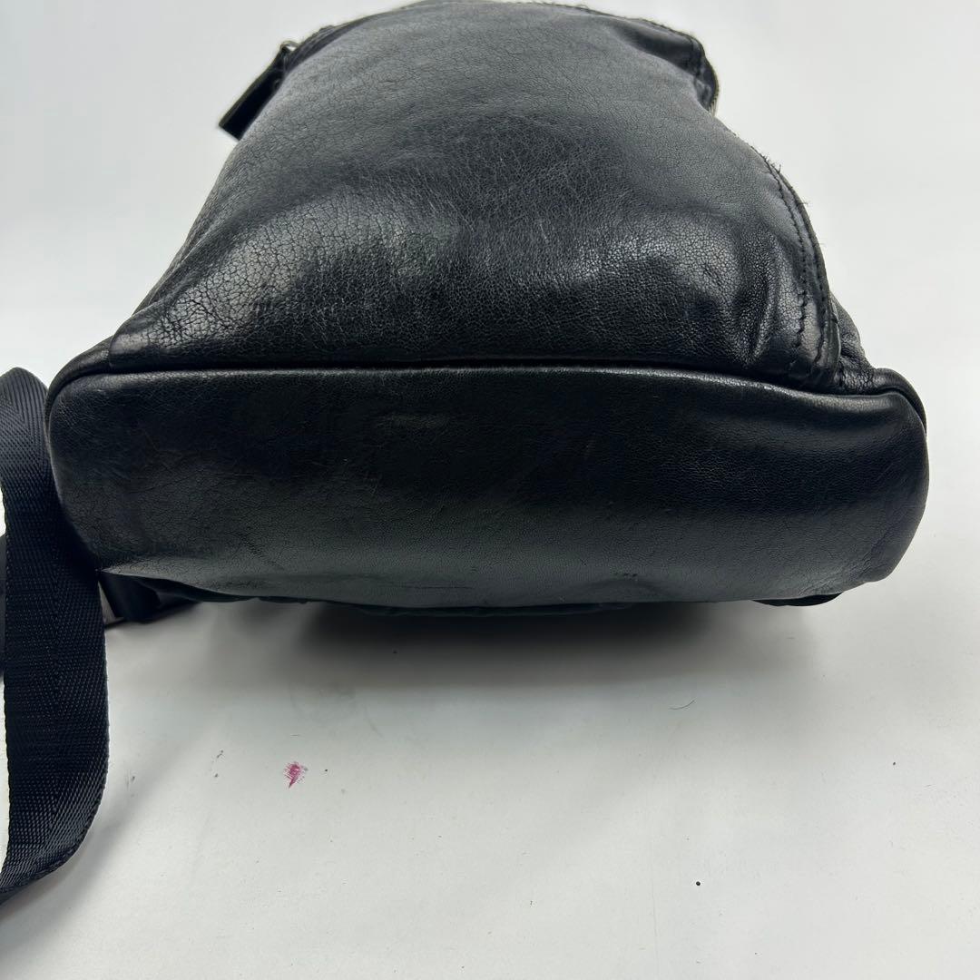 【美品】ディーゼル　ボディバッグ　ワンショルダー　レザー　斜め掛け　ロゴ金具　黒