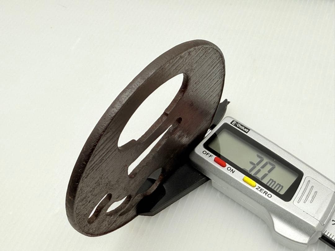 日本刀 刀剣 刀装具 無銘 鍔 《約85×84×3mm・93g》 座布団・木箱付