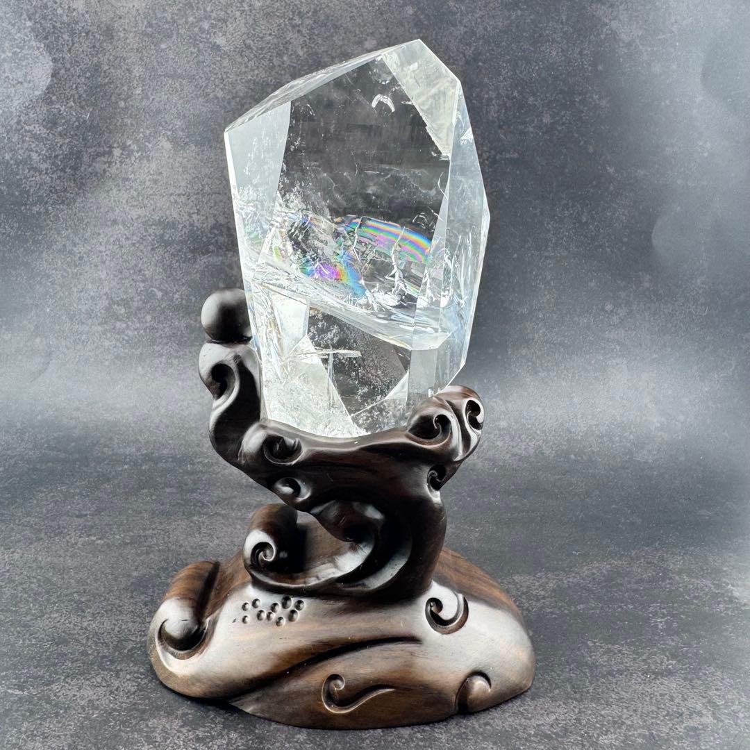 G-131虹&ラダー入り透明水晶フリーフォーム原石　アイリスクォーツ台座箱セット