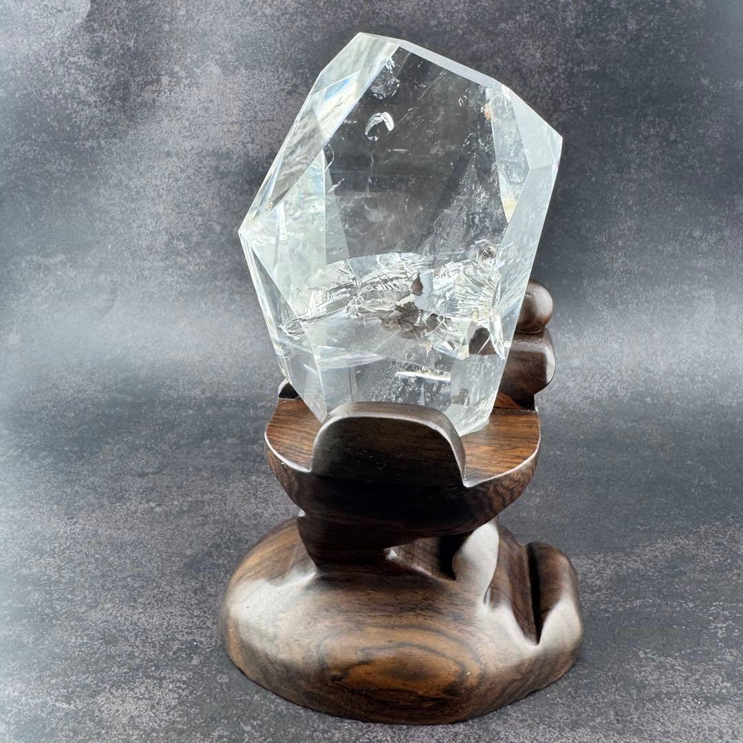 G-131虹&ラダー入り透明水晶フリーフォーム原石　アイリスクォーツ台座箱セット