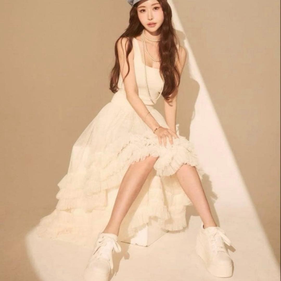 鈴木亜美さん ホワイトスニーカー