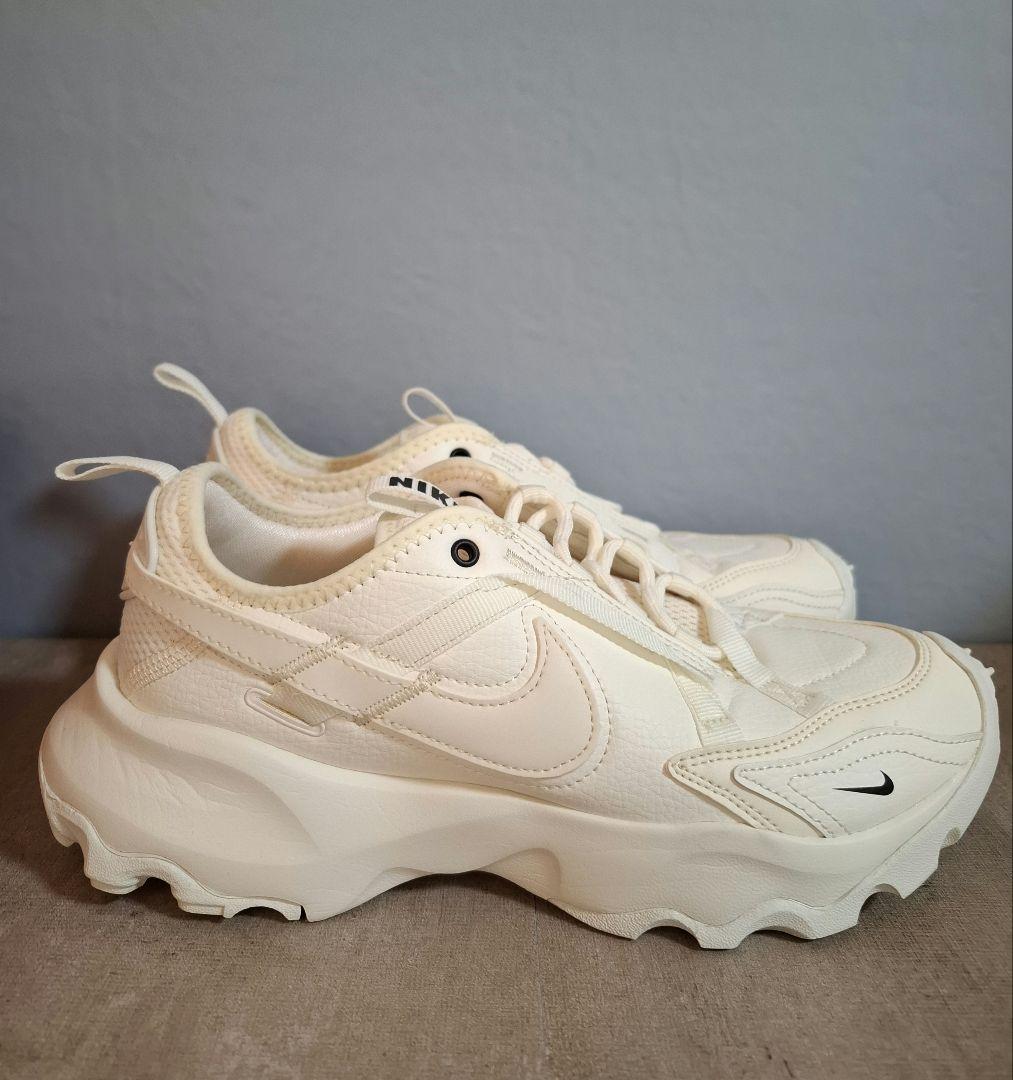 【NIKE】 TC7900 25cm ホワイト スニーカー