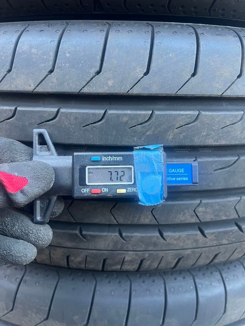 ヨコハマ　ブルーアース　rv03 215/65r16 25年製　イボ付き！