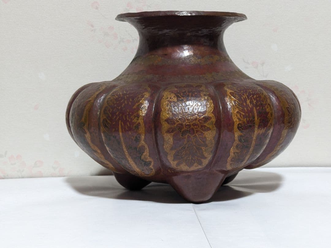 ♦銅器鎚起目 阿古陀形 草花文様 三足 壺 花器 花活け 置物 ペルシャ 骨董品