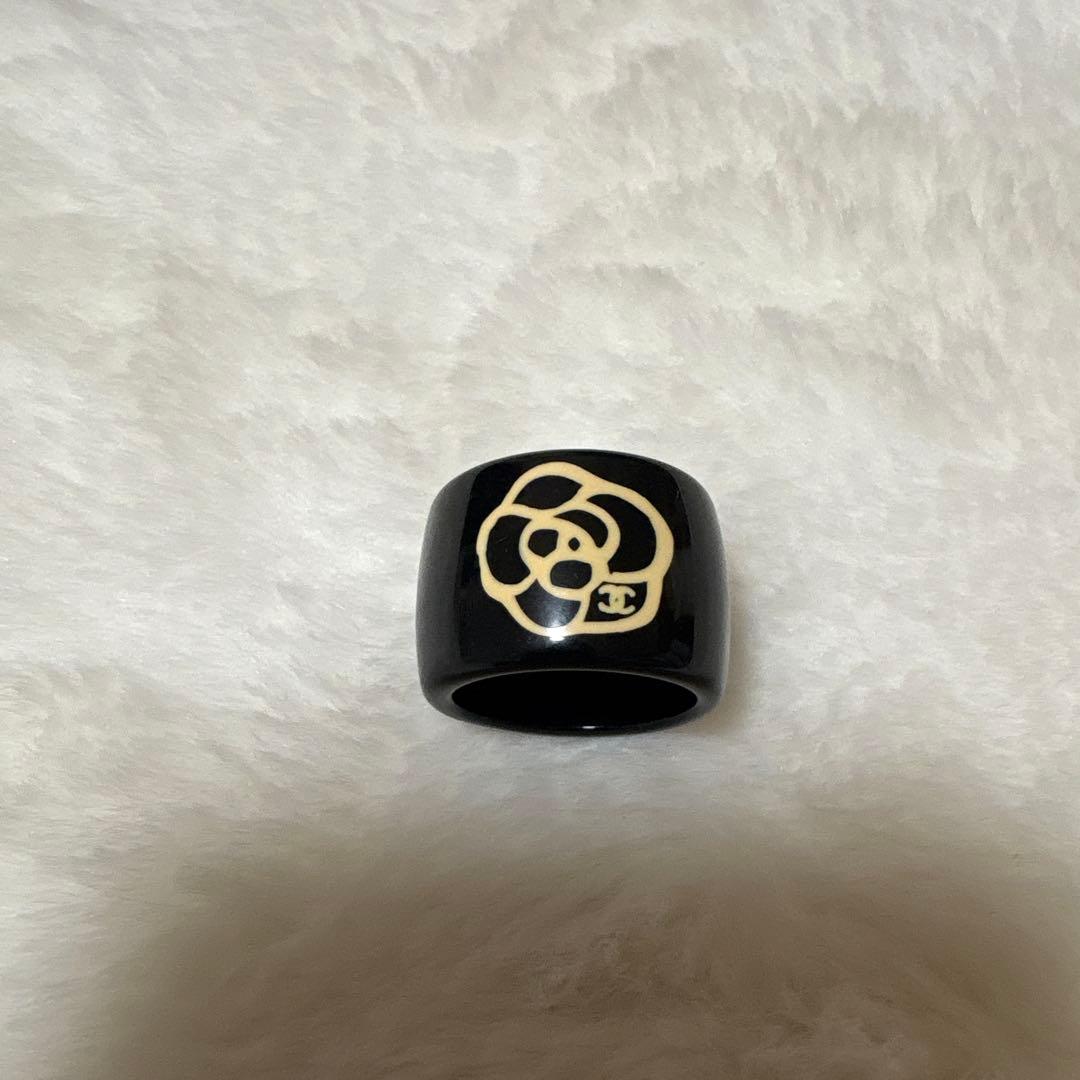 CHANEL 黒色リング ロゴ・花柄付き