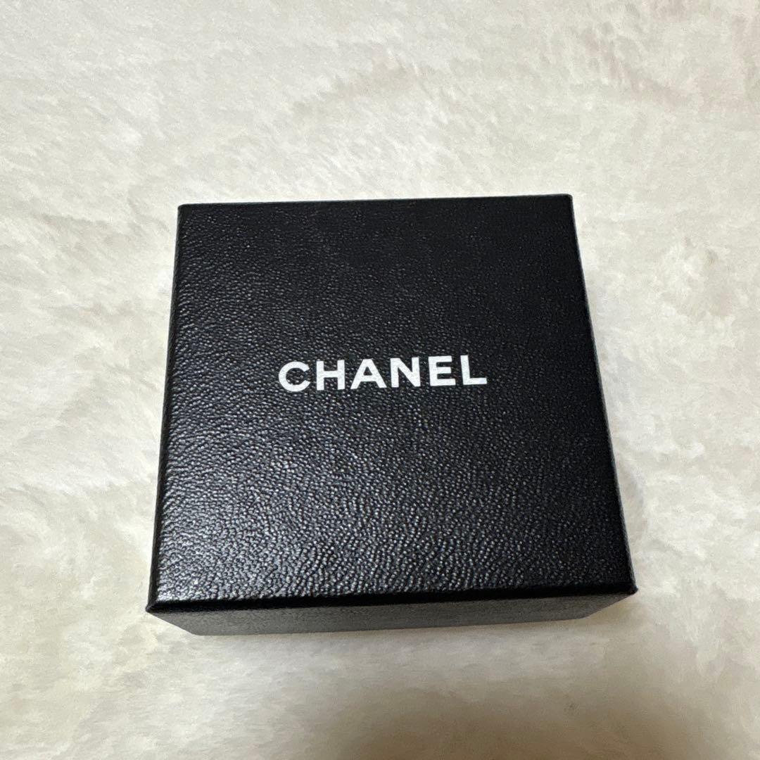 CHANEL 黒色リング ロゴ・花柄付き