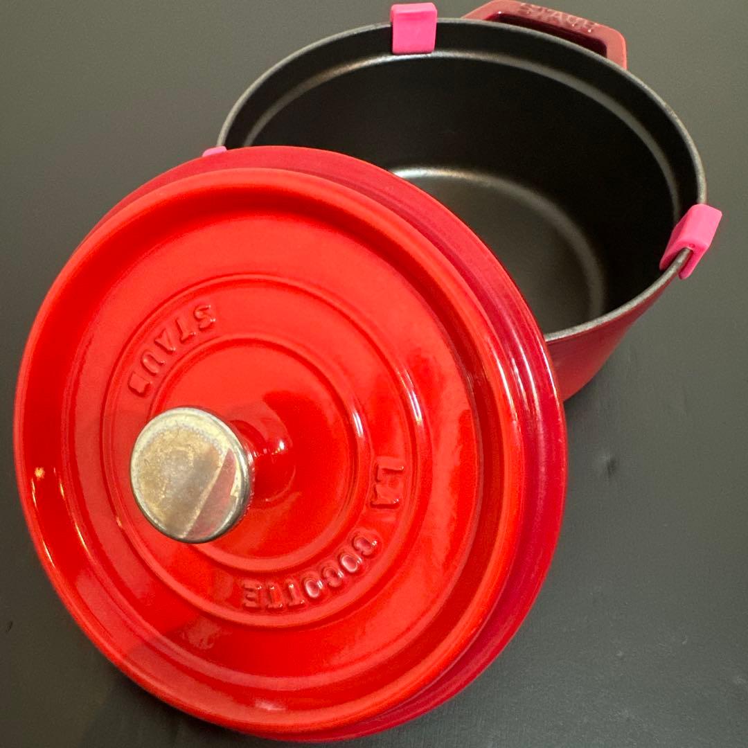 赤い鋳鉄製両手鍋 フランス製 Staub 18cm