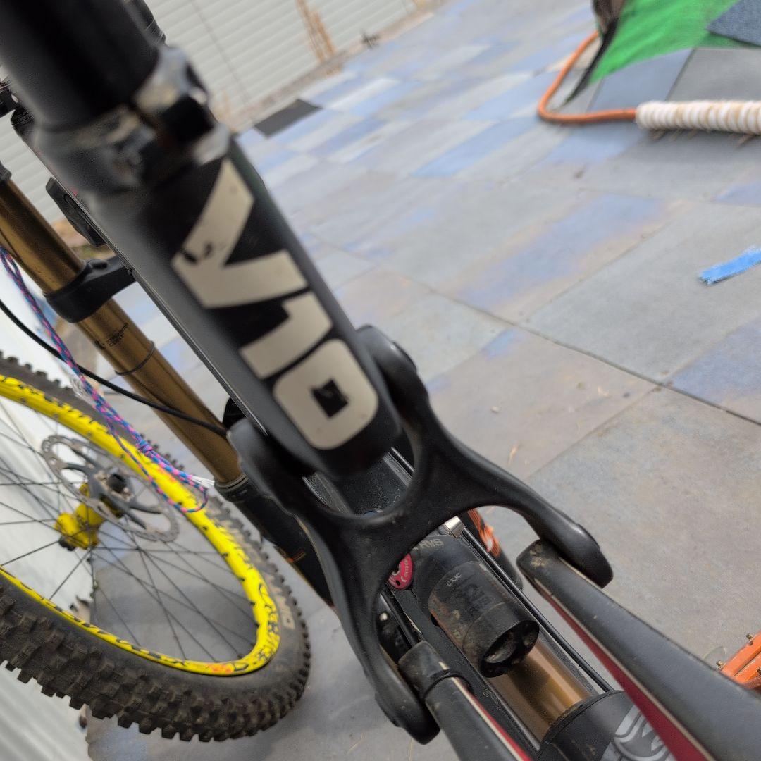 キ*グ様 サンタクルーズv10 ハンドルフレームカーボンホイールマグ 購入時85