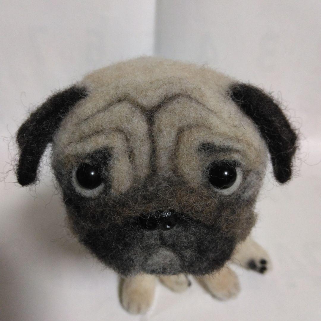 羊毛フェルト　ハンドメイド　パグ　お座りポーズ　困った顔