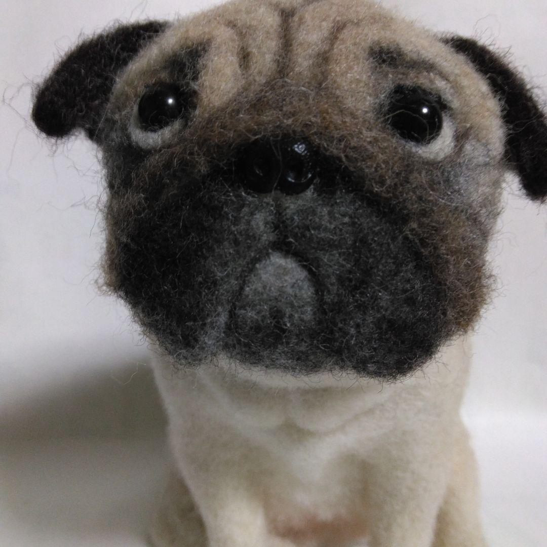 羊毛フェルト　ハンドメイド　パグ　お座りポーズ　困った顔