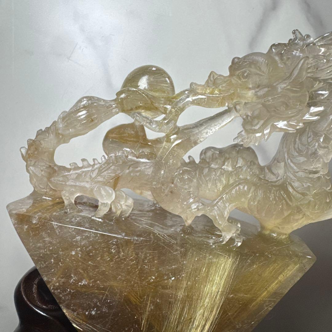 【高品質】太陽放射ルチルクォーツ 龍彫刻 台座付 433g