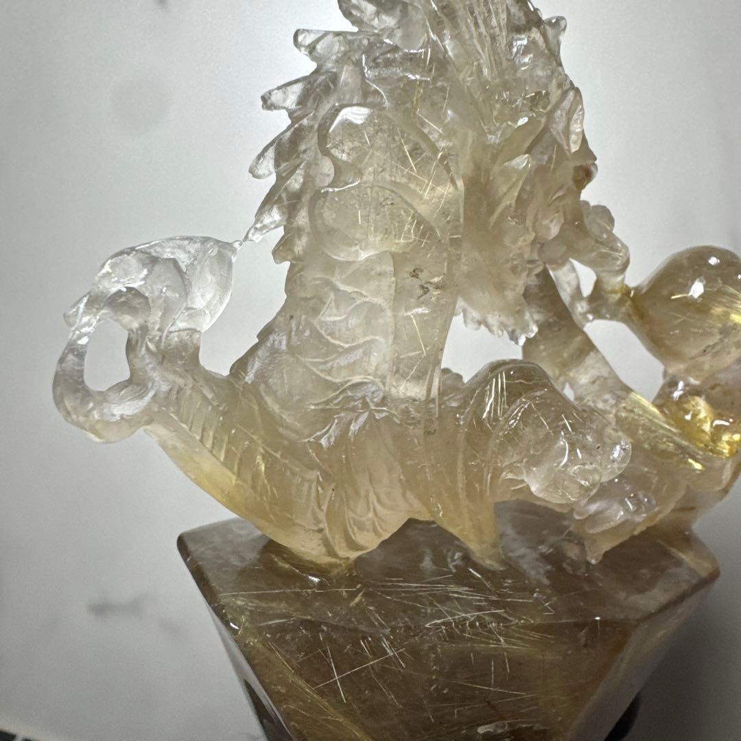 【高品質】太陽放射ルチルクォーツ 龍彫刻 台座付 433g