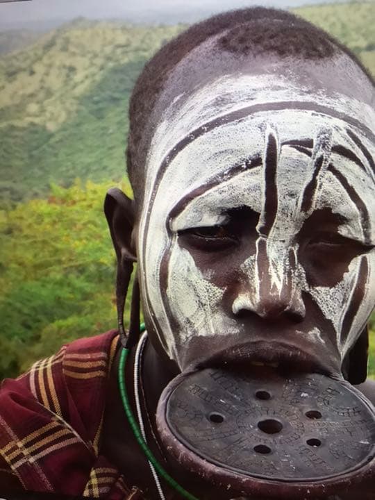 エチオピア少数民族ムルシ族の唇に入れる皿　文化的価値有