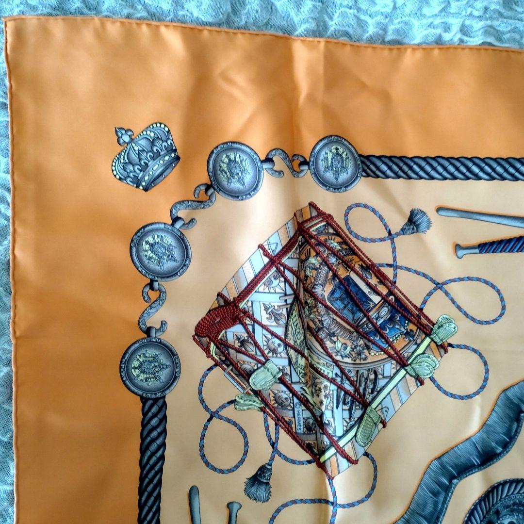 HERMES　カレ 90 LES TAMBOURS シルクスカーフ