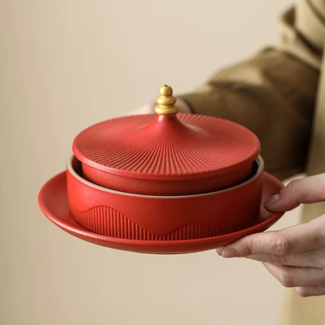 赤いリブデザインの蓋付き茶碗