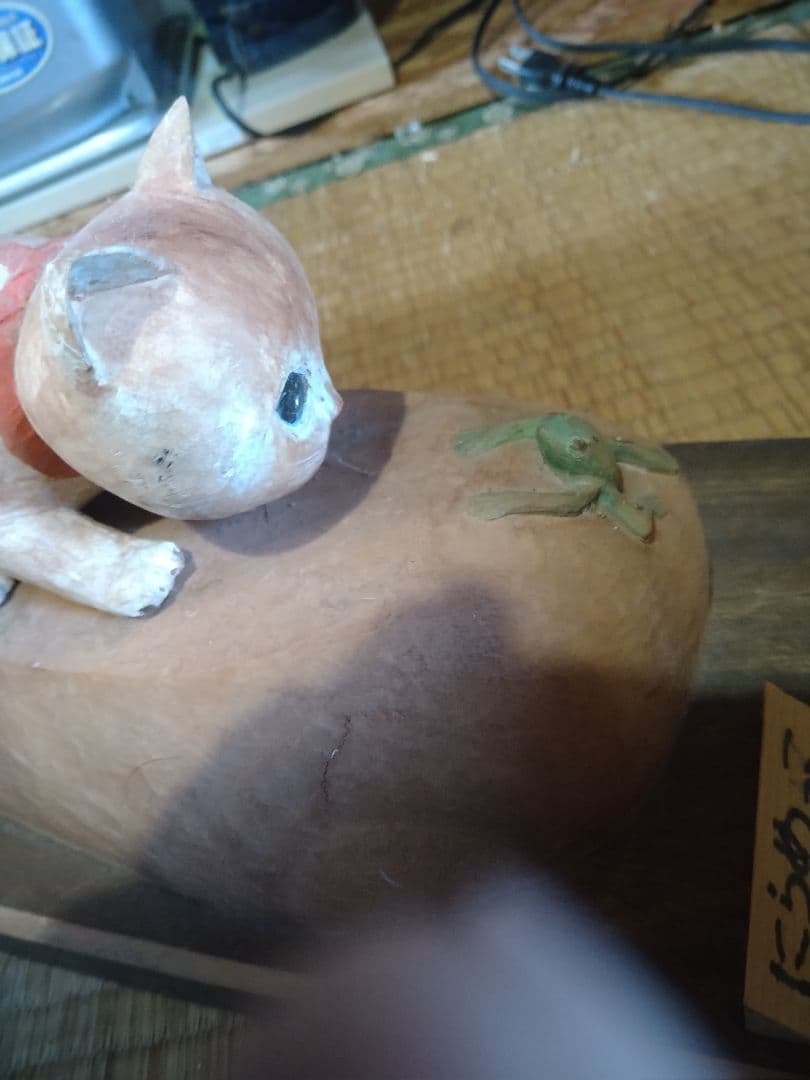 木製 猫とカエルの彫刻 にらめっこ　木彫り　猫