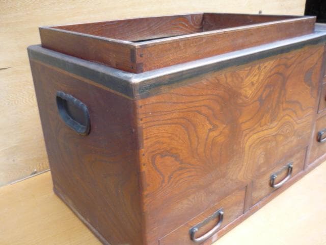 長火鉢（関東火鉢）ケヤキ材　火箸・十能（灰ならし）・猫板付き