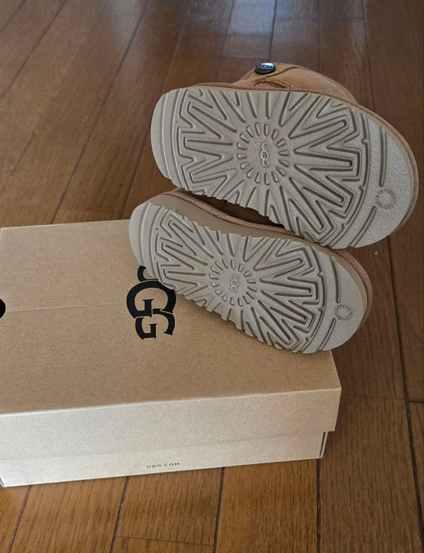 超美品　UGG ベージュ キッズブーツ ボタン付き