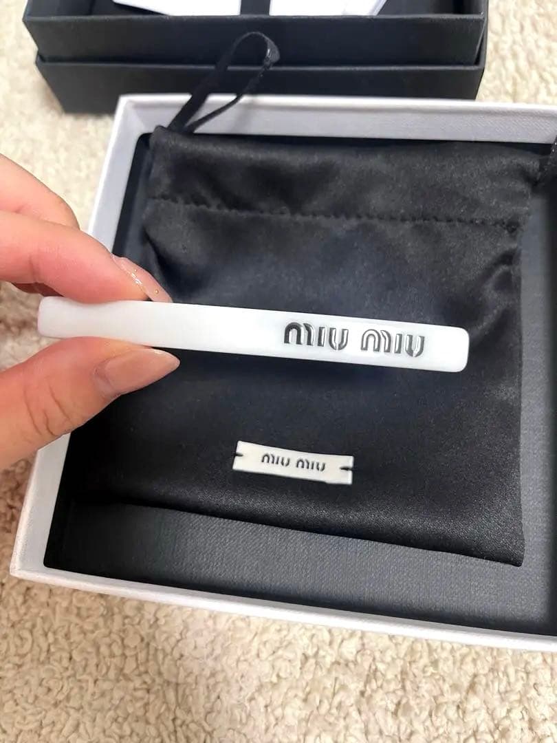 新品未使用品miu miu バーヘアピン 保存袋付き