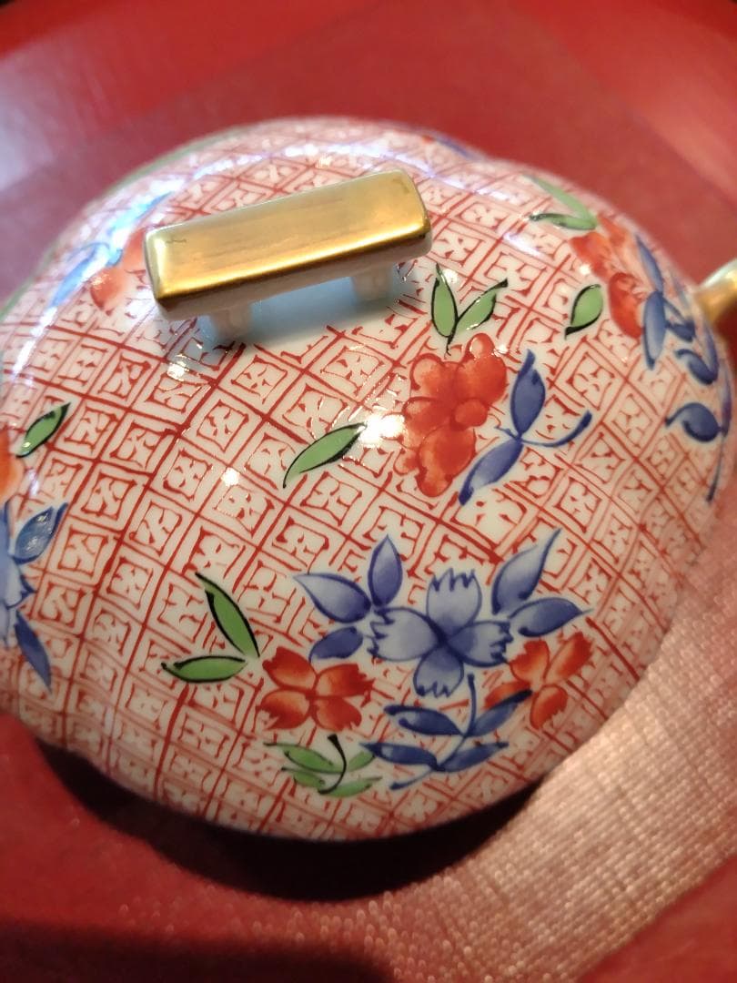 有田福泉窯赤絵地紋染錦花絵蓋物