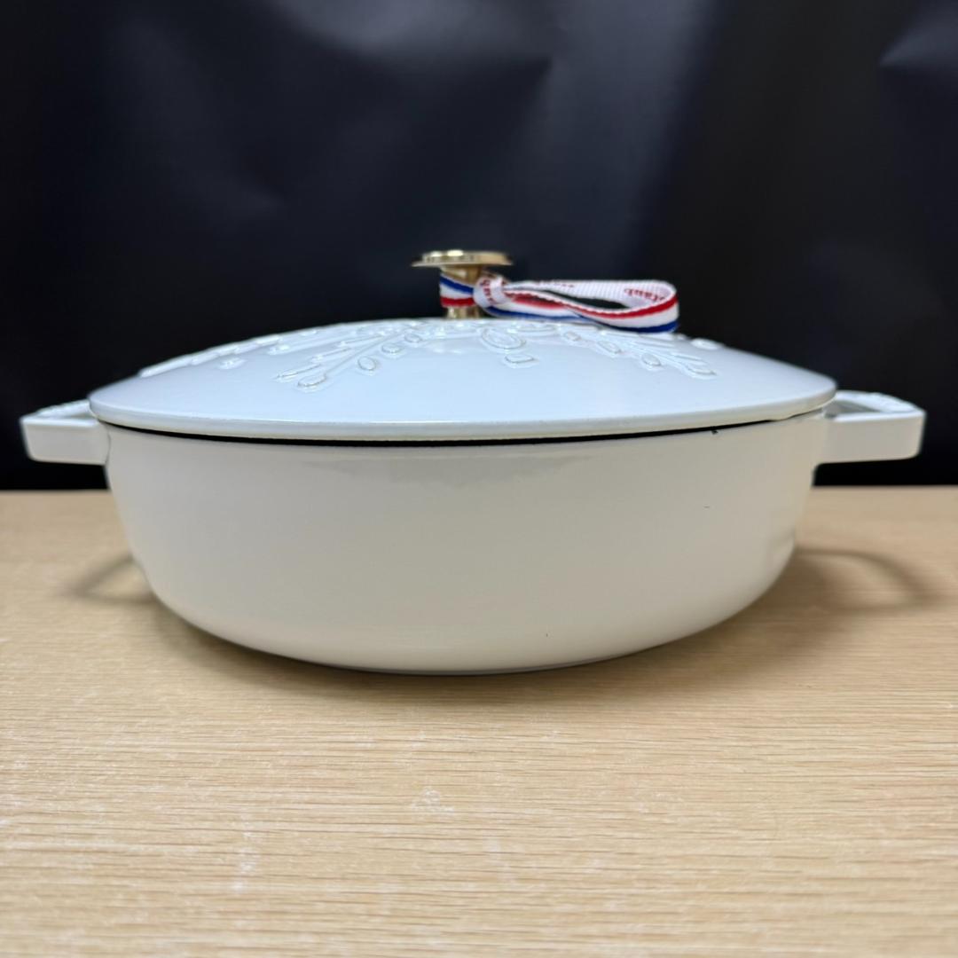★未使用　STAUB　ブレイザー　スノーフレーク　ホーロー鍋　24㎝　ホワイト