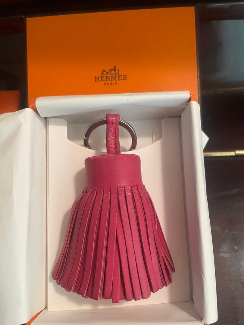 ako　HERMES カルメンバッグチャームピンク レザー キーホルダー