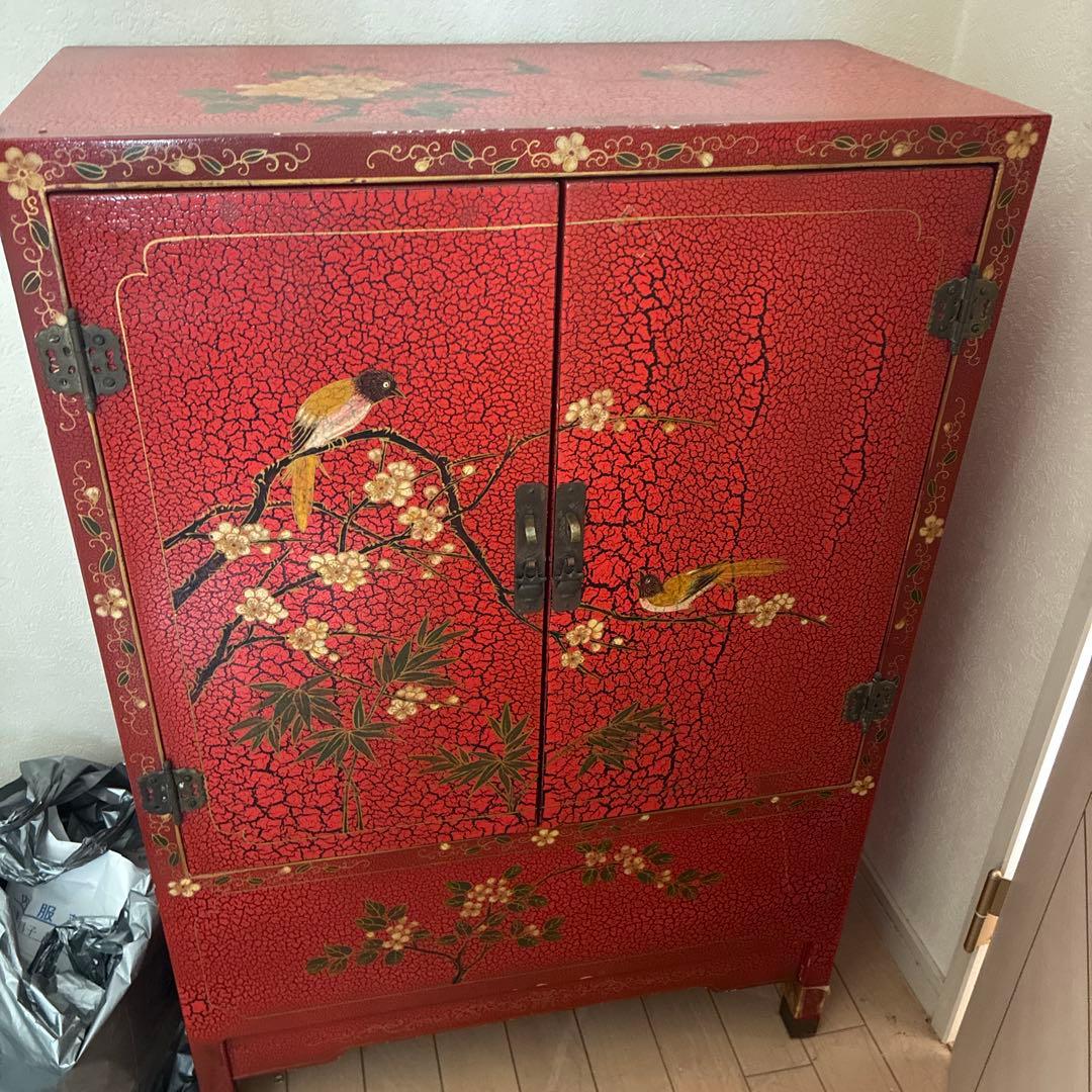 赤い花と鳥の装飾タンス
