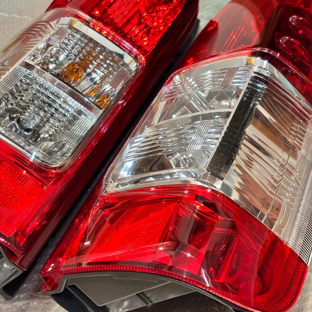 ⭐︎美品⭐︎ハイエース純正テールランプ　200系　新車外し