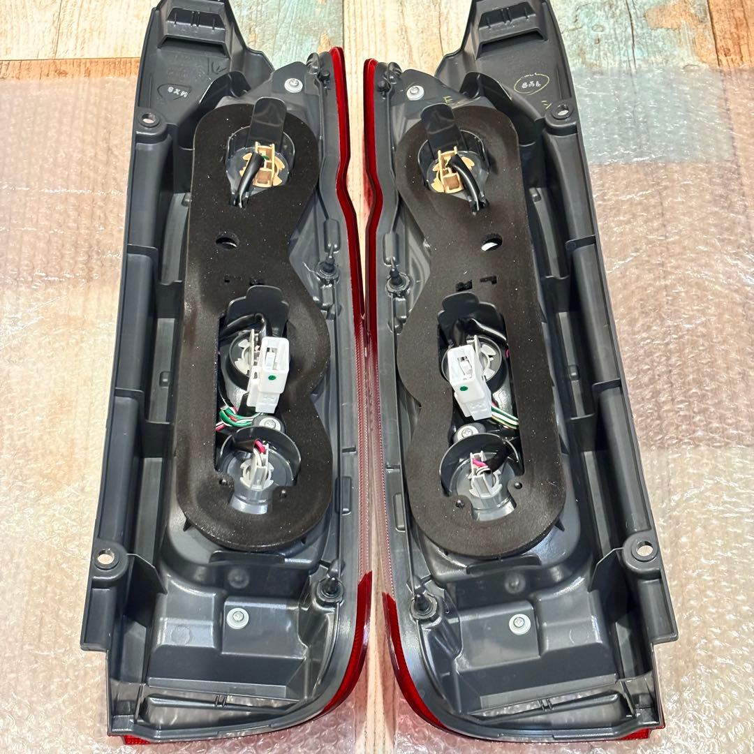 ⭐︎美品⭐︎ハイエース純正テールランプ　200系　新車外し