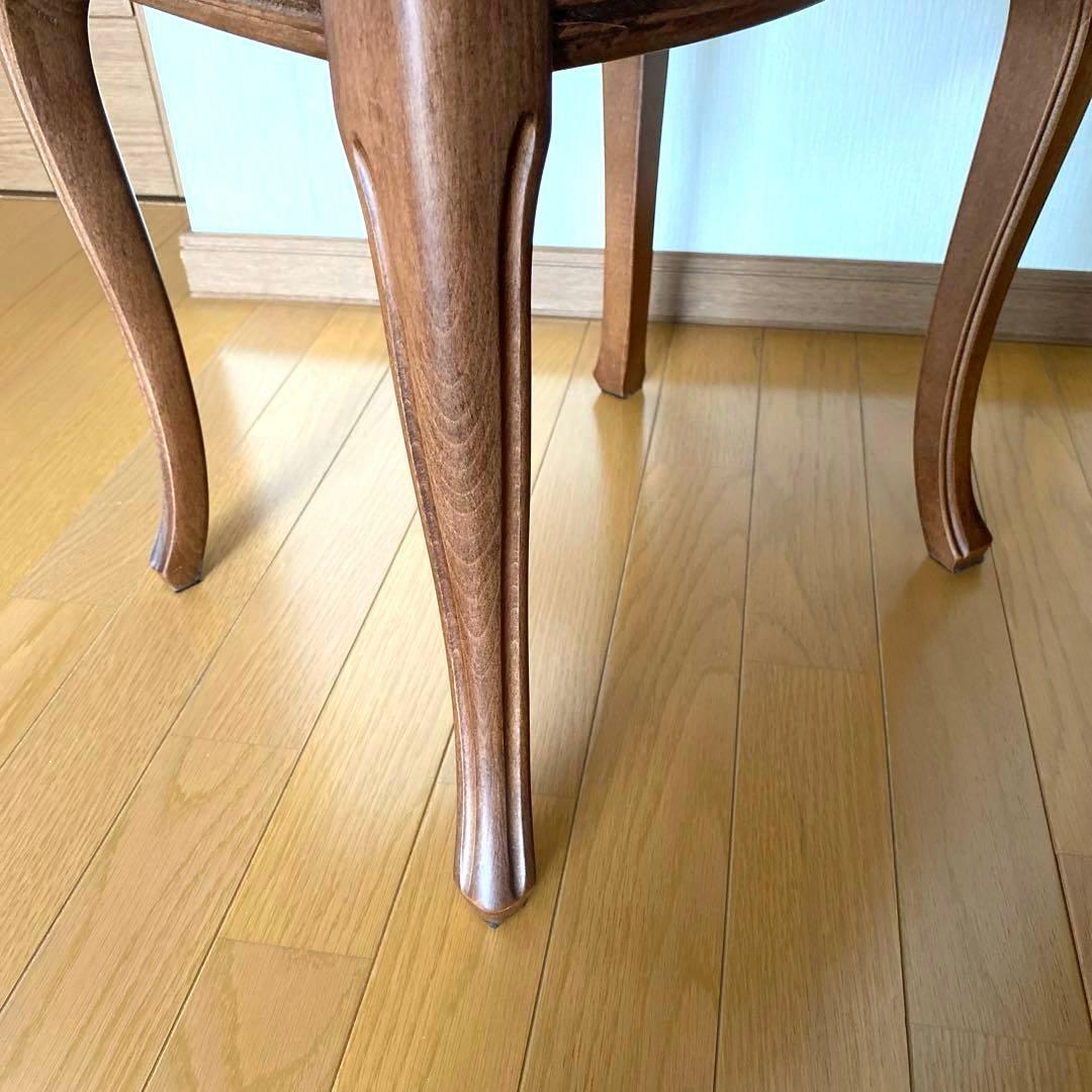 花柄デザインのクラシックチェア