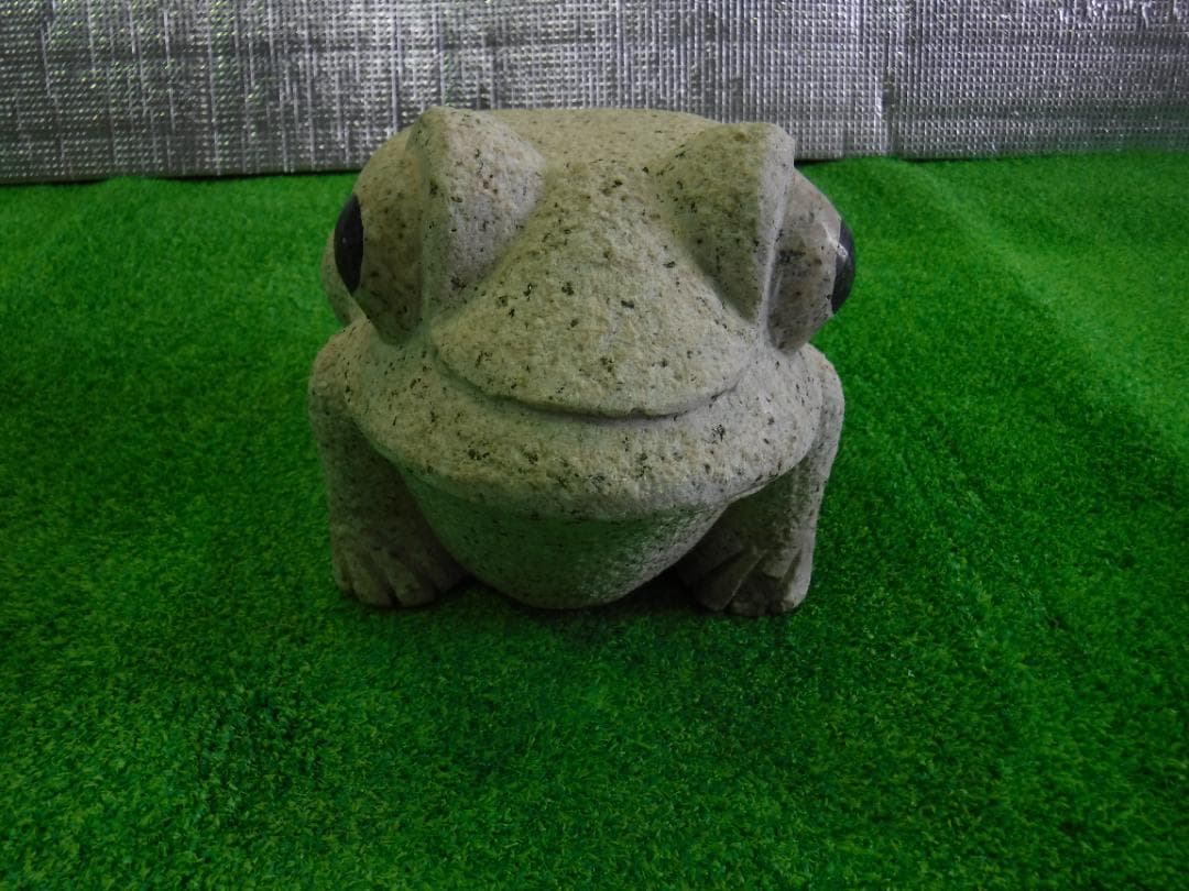 カエルの彫刻品