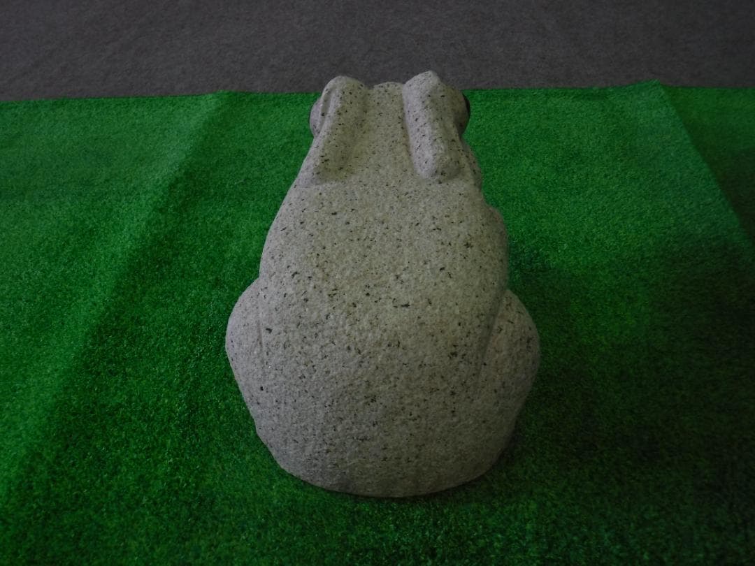 カエルの彫刻品