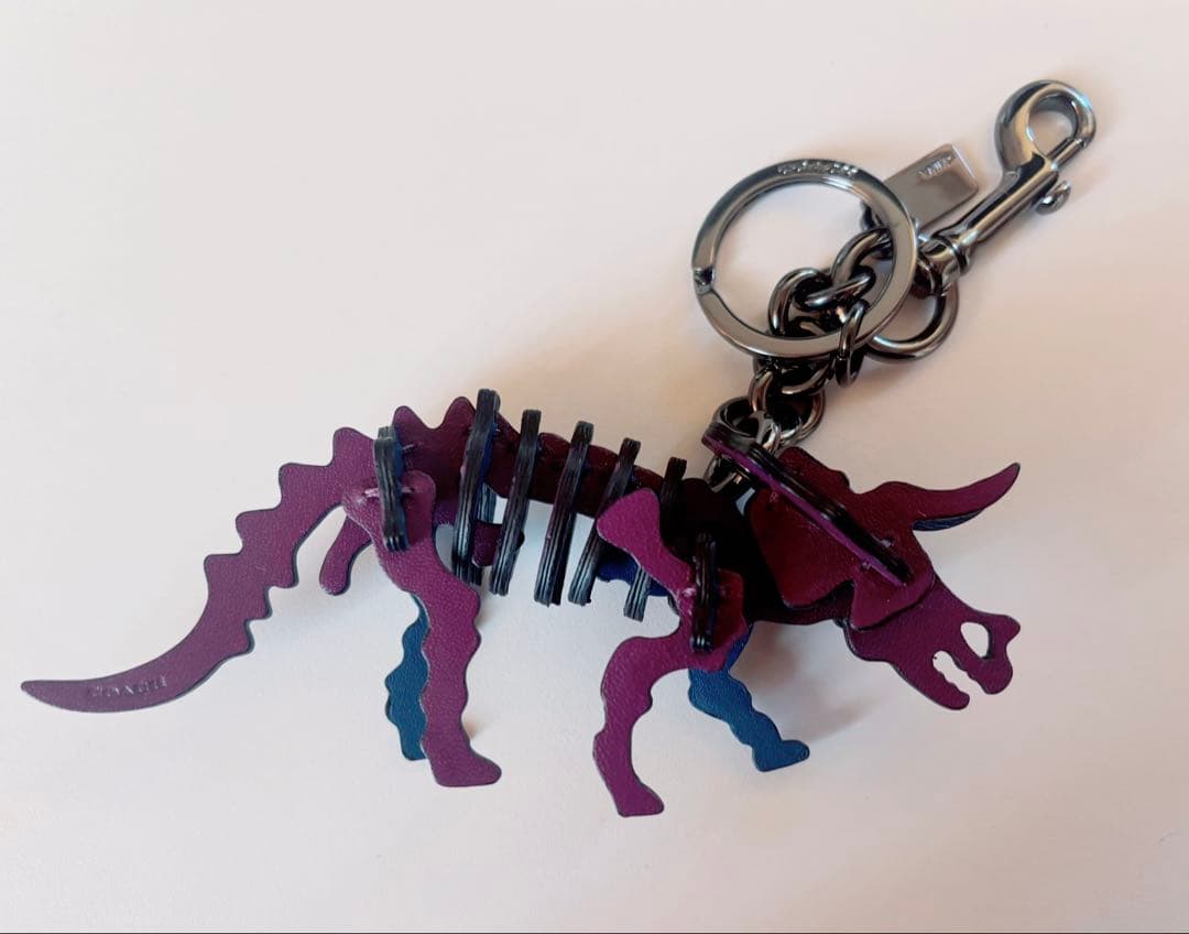 【極美品・超希少】COACH チャームキーホルダー　恐竜　トリケラトプス紫✕青