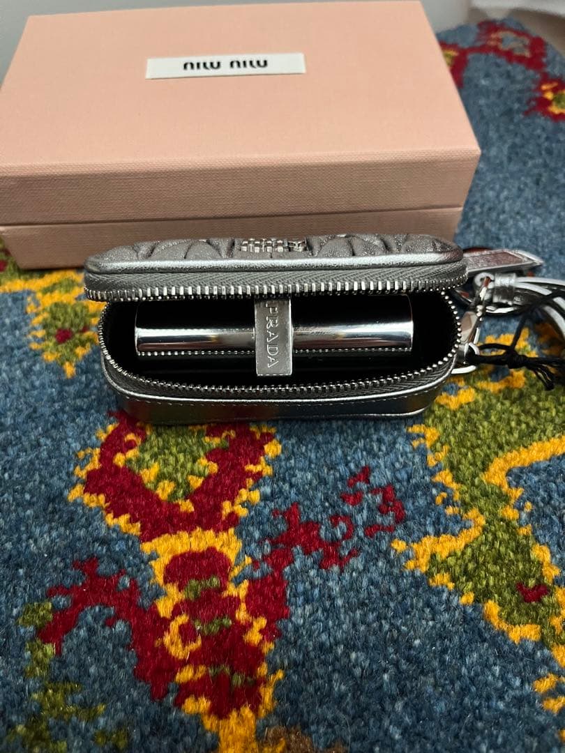 ミュウミュウ マテラッセ5TL518 シルバー 銀リップケース MIUMIU