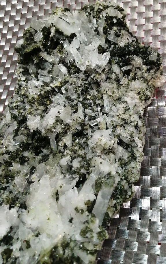 水晶 エピドート （グリーントルマリン）1.3kgーmt208