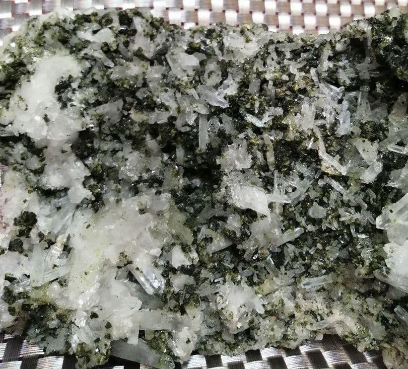 水晶 エピドート （グリーントルマリン）1.3kgーmt208